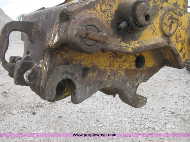 image for item H5408 2001 John Deere 230LC excavator