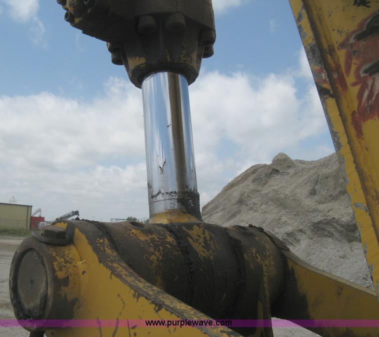 image for item H5408 2001 John Deere 230LC excavator