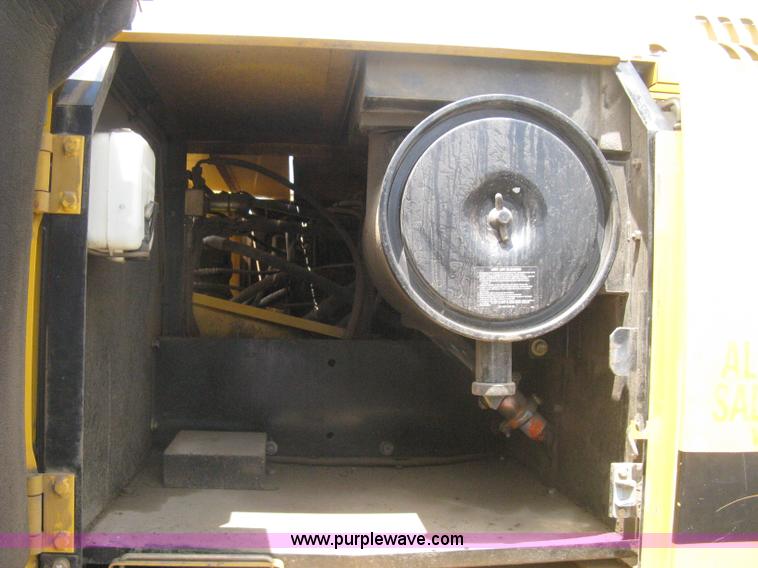 image for item H5408 2001 John Deere 230LC excavator