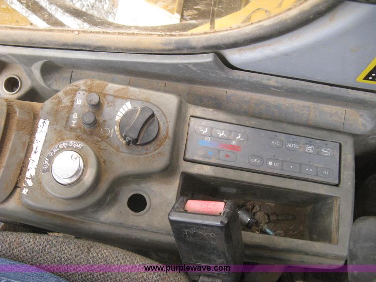 image for item H5408 2001 John Deere 230LC excavator