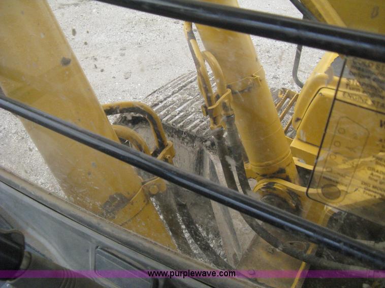 image for item H5408 2001 John Deere 230LC excavator