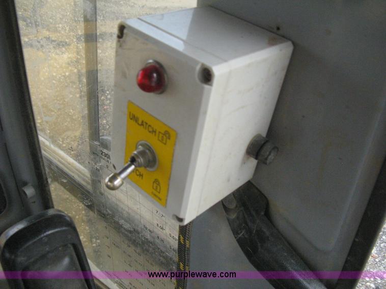 image for item H5408 2001 John Deere 230LC excavator