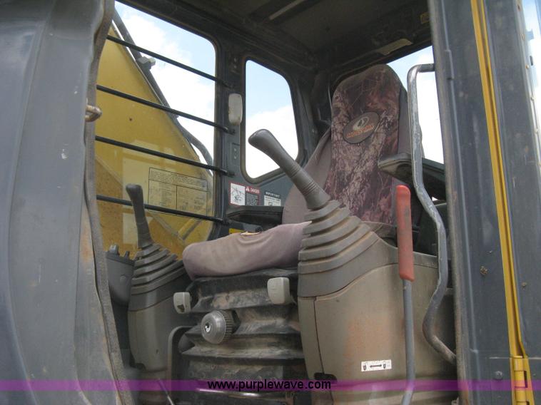 image for item H5410 2003 John Deere 330C LC excavator