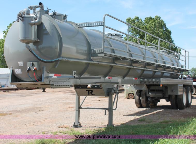 image for item H5639 2013 Roughneck 130 BBL vacuum tank trailer