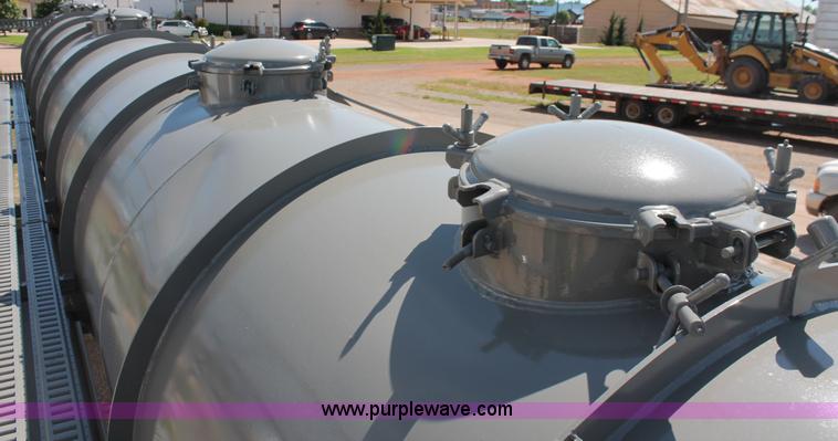 image for item H5639 2013 Roughneck 130 BBL vacuum tank trailer