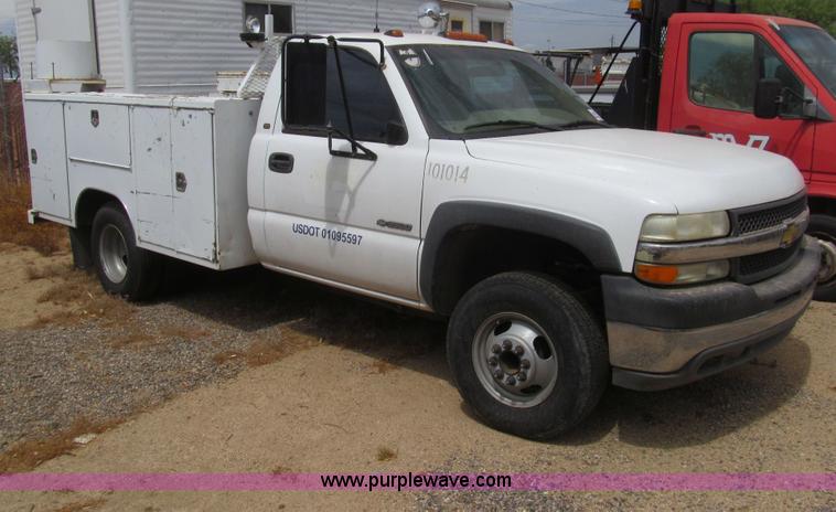 image for item H8918 2001 Chevrolet Silverado 3500 utility truck