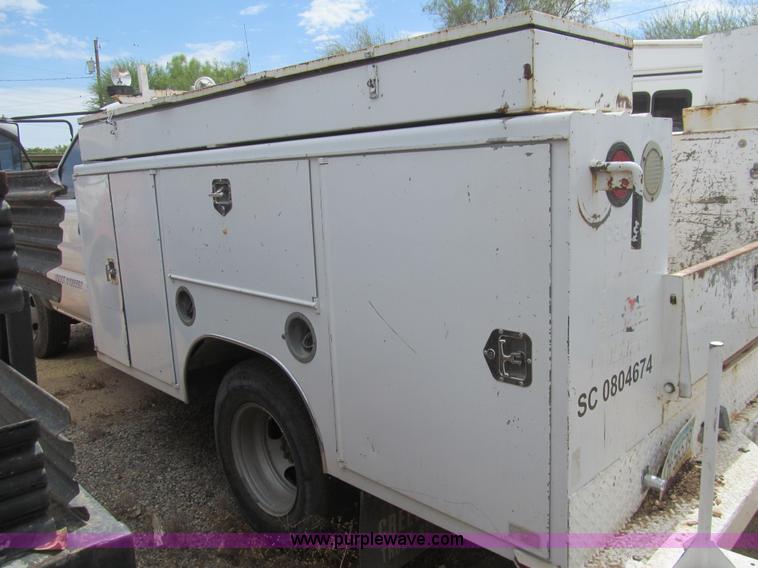 image for item H8918 2001 Chevrolet Silverado 3500 utility truck