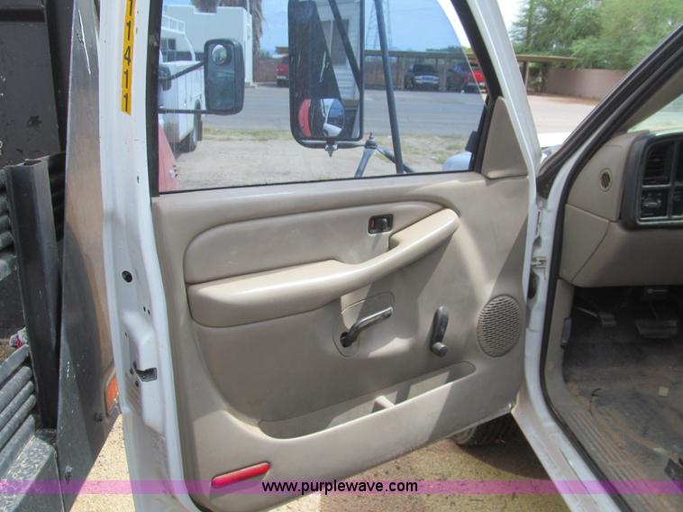 image for item H8918 2001 Chevrolet Silverado 3500 utility truck