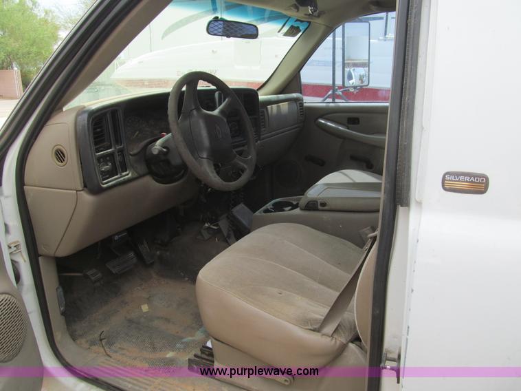 image for item H8918 2001 Chevrolet Silverado 3500 utility truck