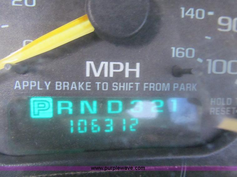 image for item H8918 2001 Chevrolet Silverado 3500 utility truck