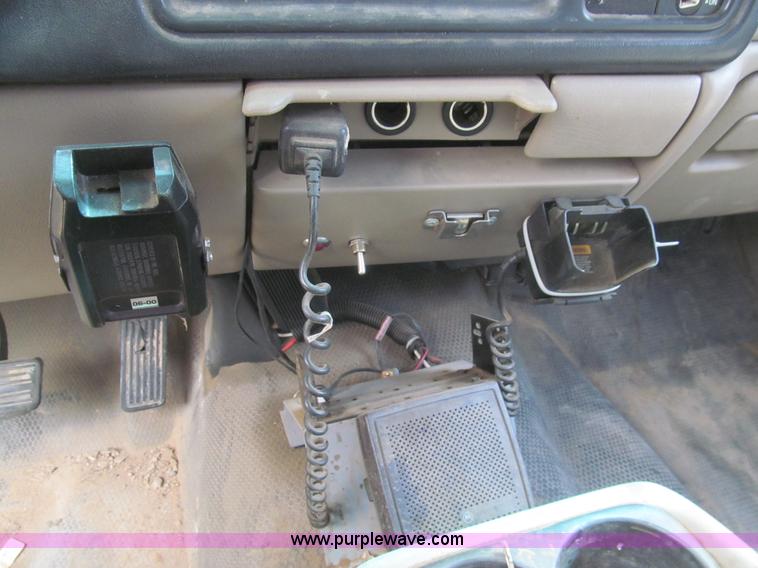 image for item H8918 2001 Chevrolet Silverado 3500 utility truck