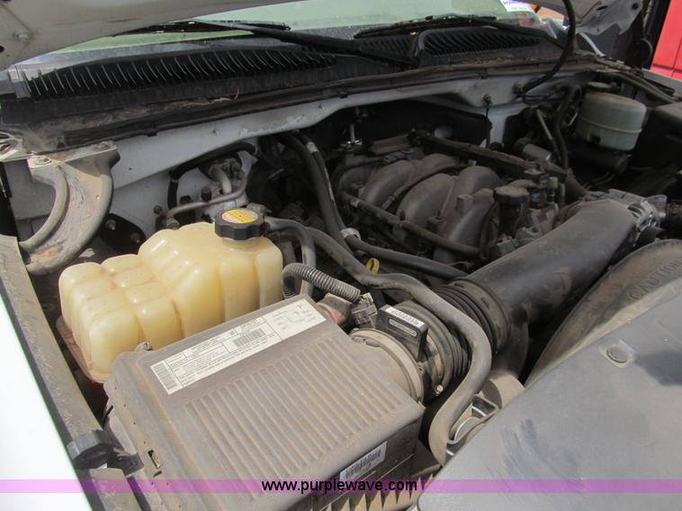 image for item H8918 2001 Chevrolet Silverado 3500 utility truck