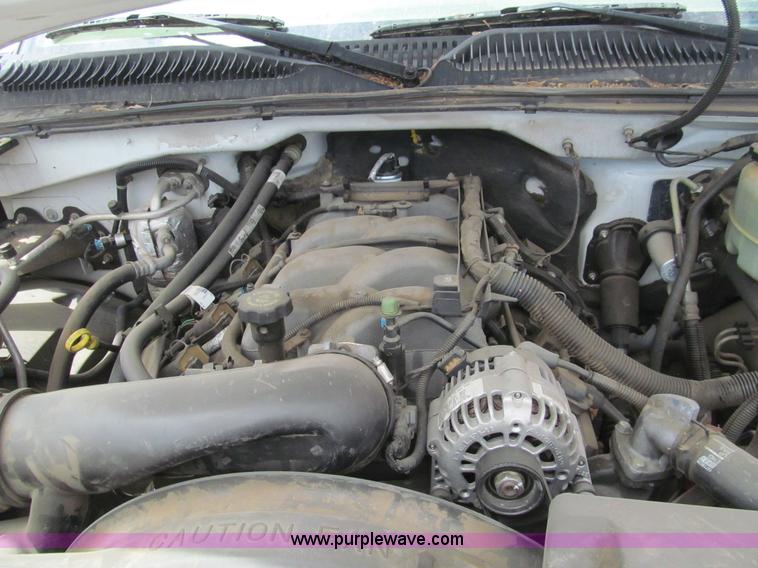 image for item H8918 2001 Chevrolet Silverado 3500 utility truck