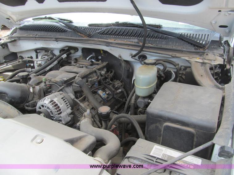 image for item H8918 2001 Chevrolet Silverado 3500 utility truck