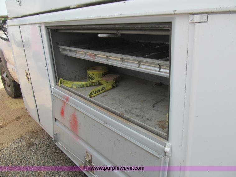 image for item H8918 2001 Chevrolet Silverado 3500 utility truck