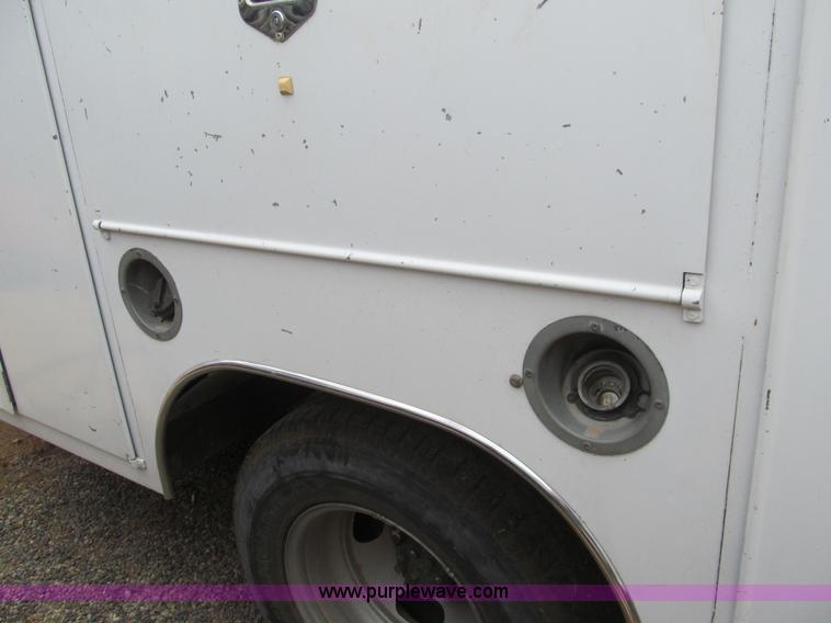 image for item H8918 2001 Chevrolet Silverado 3500 utility truck