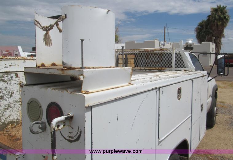 image for item H8918 2001 Chevrolet Silverado 3500 utility truck