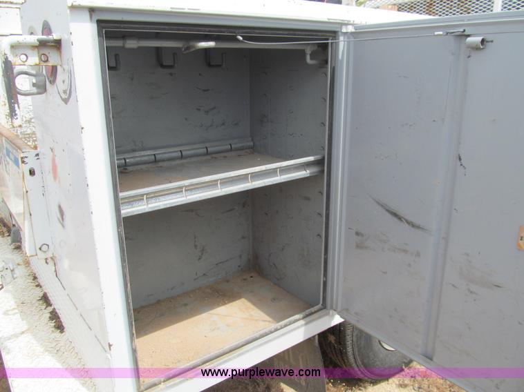 image for item H8918 2001 Chevrolet Silverado 3500 utility truck