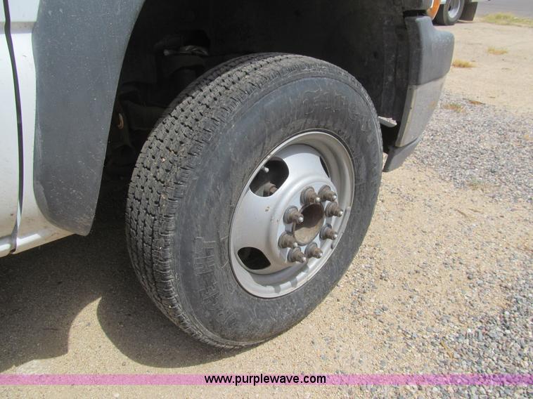 image for item H8918 2001 Chevrolet Silverado 3500 utility truck