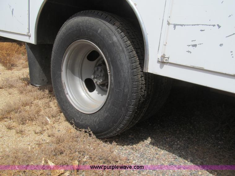 image for item H8918 2001 Chevrolet Silverado 3500 utility truck