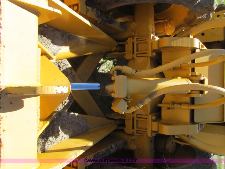 image for item I2506 1971 Caterpillar 815 soil compactor