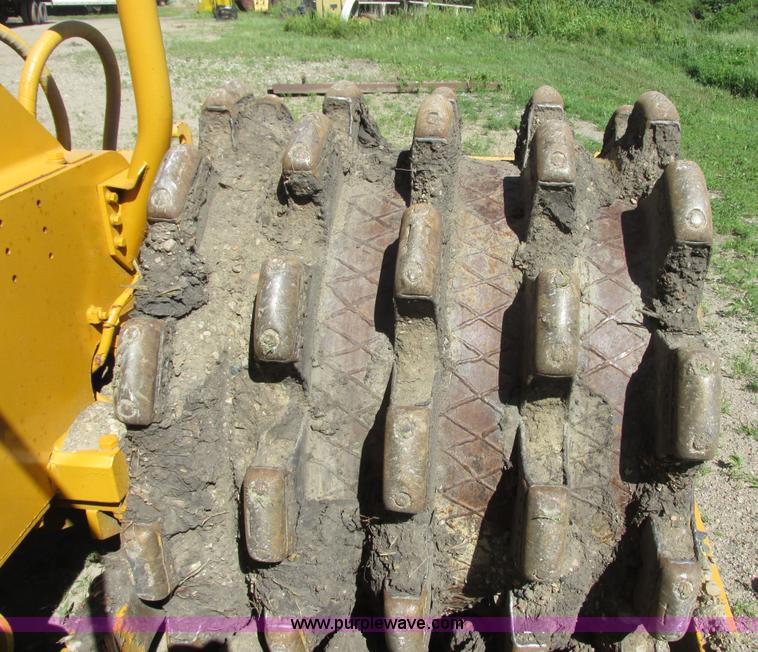 image for item I2506 1971 Caterpillar 815 soil compactor