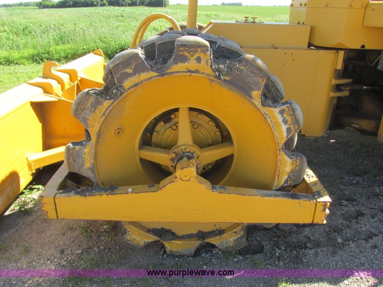 image for item I2506 1971 Caterpillar 815 soil compactor