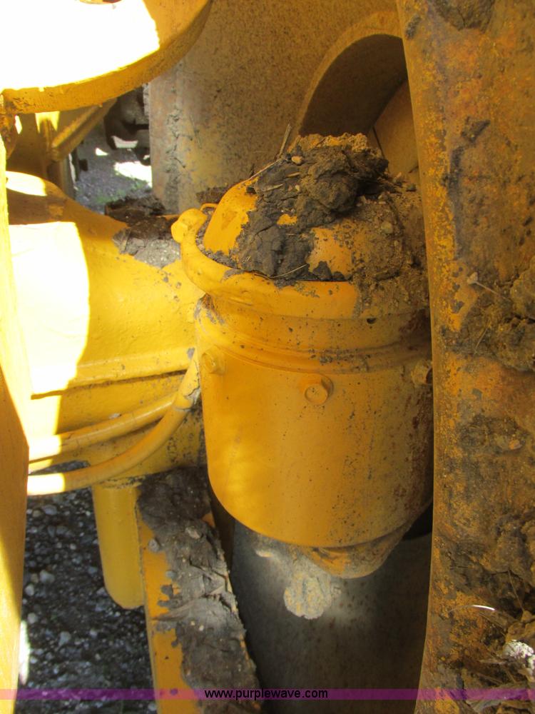 image for item I2506 1971 Caterpillar 815 soil compactor