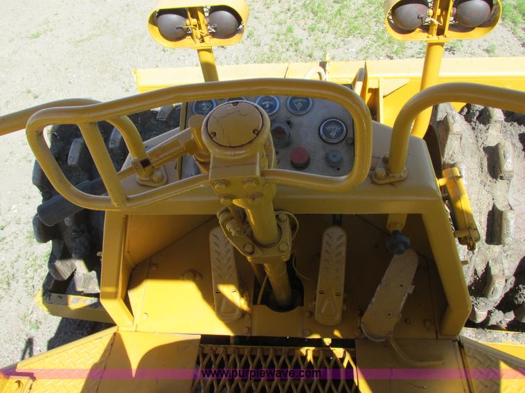 image for item I2506 1971 Caterpillar 815 soil compactor