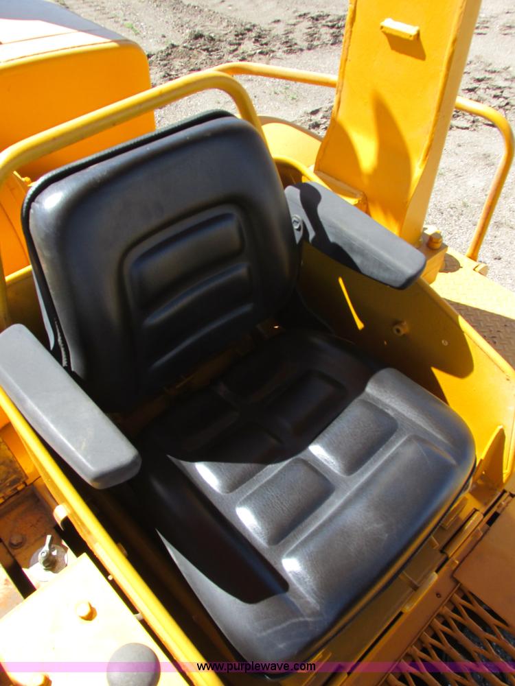 image for item I2506 1971 Caterpillar 815 soil compactor