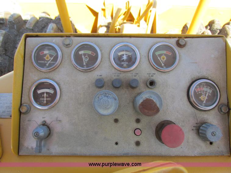 image for item I2506 1971 Caterpillar 815 soil compactor