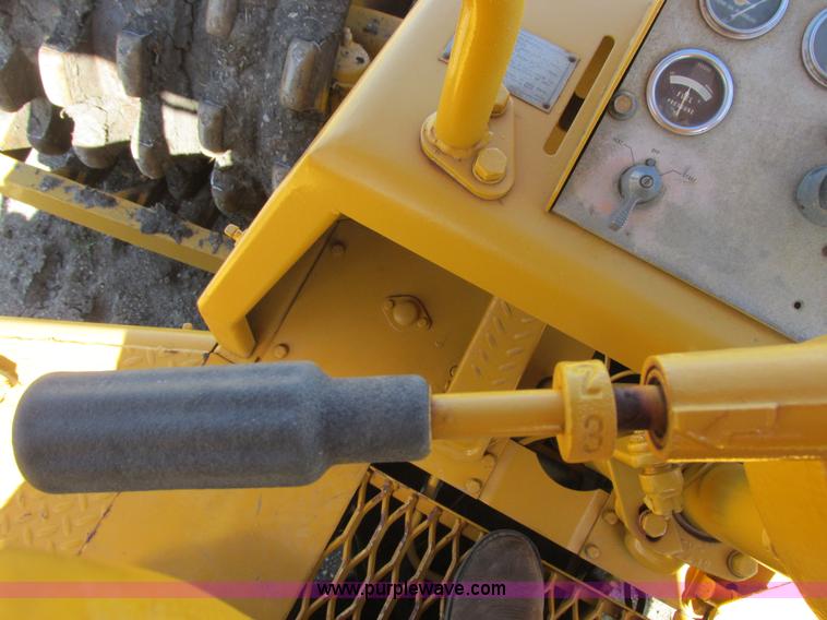 image for item I2506 1971 Caterpillar 815 soil compactor