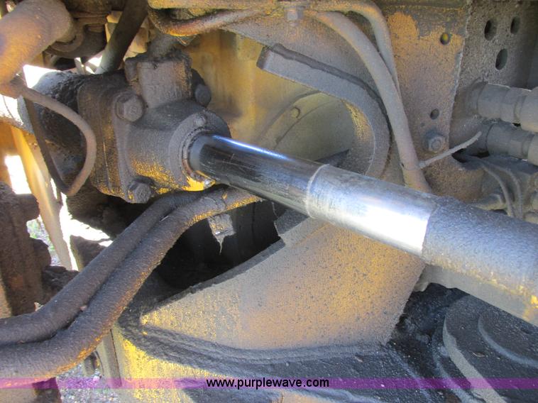 image for item I2506 1971 Caterpillar 815 soil compactor