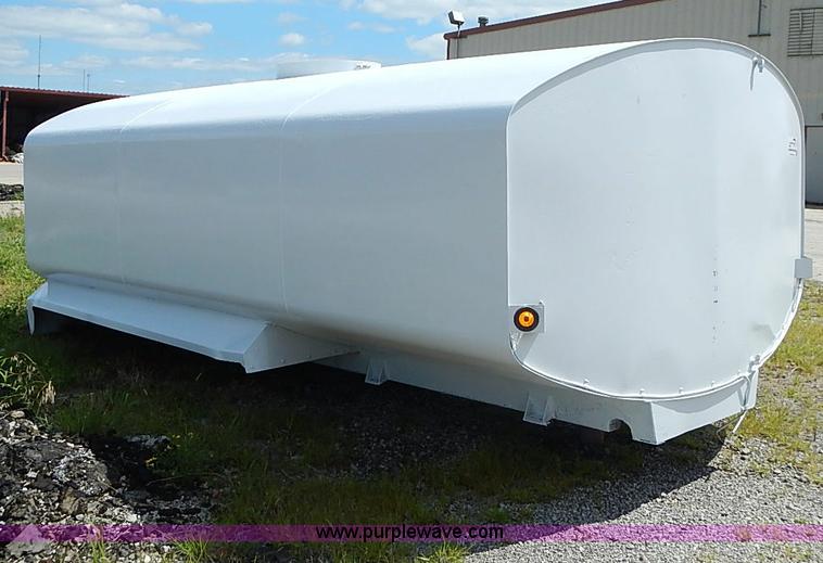 image for item I3563 United 4,000 gallon water truck tank