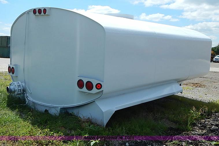image for item I3563 United 4,000 gallon water truck tank
