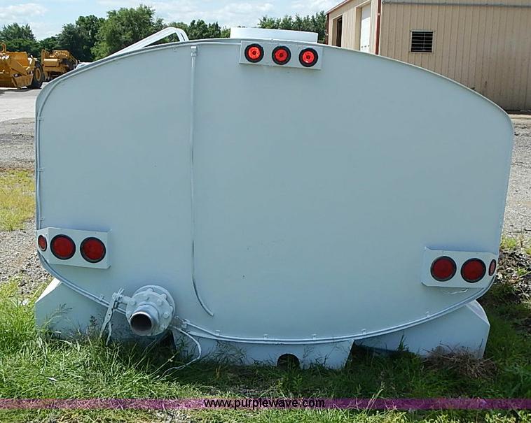 image for item I3563 United 4,000 gallon water truck tank
