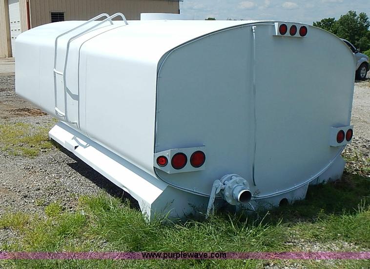 image for item I3563 United 4,000 gallon water truck tank