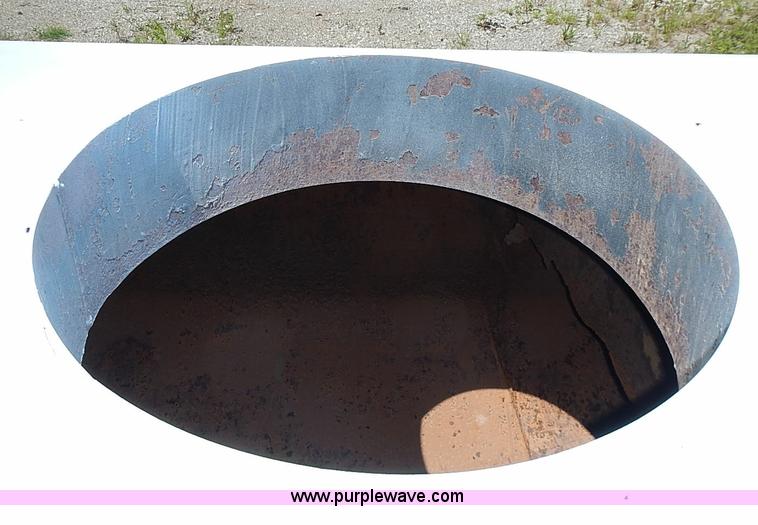 image for item I3563 United 4,000 gallon water truck tank