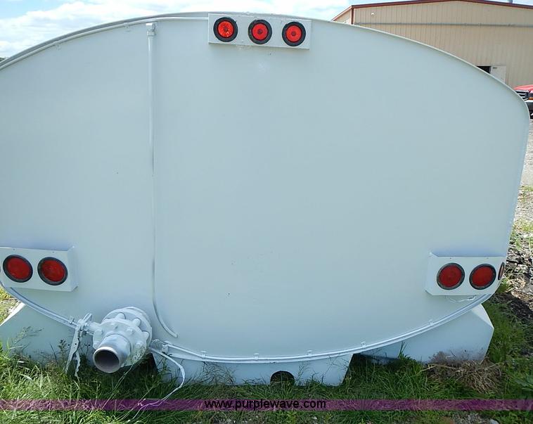 image for item I3563 United 4,000 gallon water truck tank