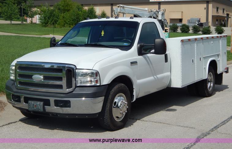 image for item I4677 2007 Ford F350 Super Duty XL utility truck