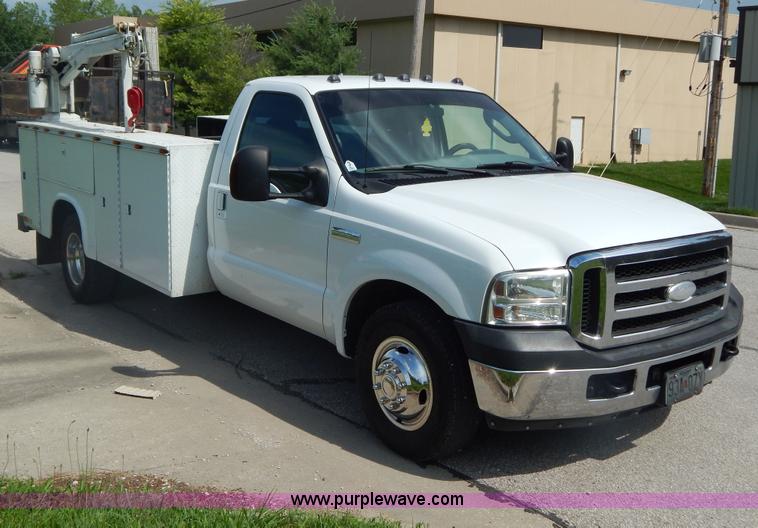 image for item I4677 2007 Ford F350 Super Duty XL utility truck