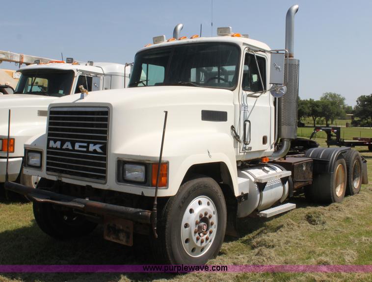 image for item I7299 2000 Mack CH613 semi truck