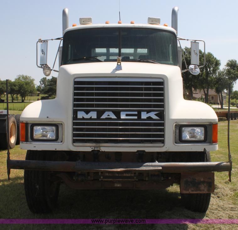image for item I7299 2000 Mack CH613 semi truck