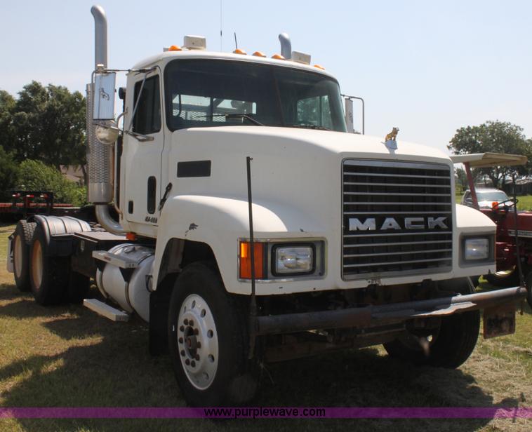 image for item I7299 2000 Mack CH613 semi truck