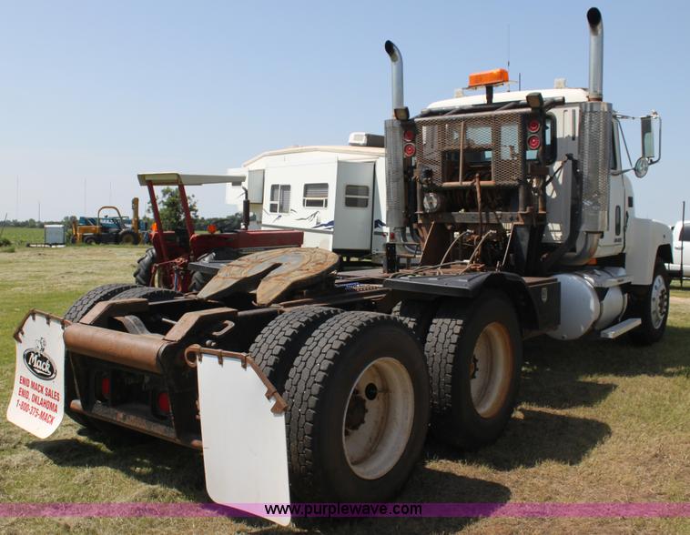image for item I7299 2000 Mack CH613 semi truck