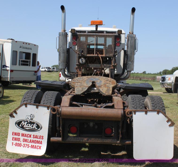 image for item I7299 2000 Mack CH613 semi truck