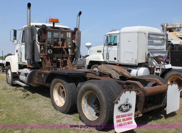 image for item I7299 2000 Mack CH613 semi truck