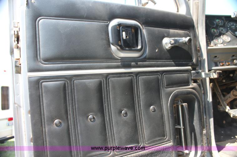 image for item I7299 2000 Mack CH613 semi truck