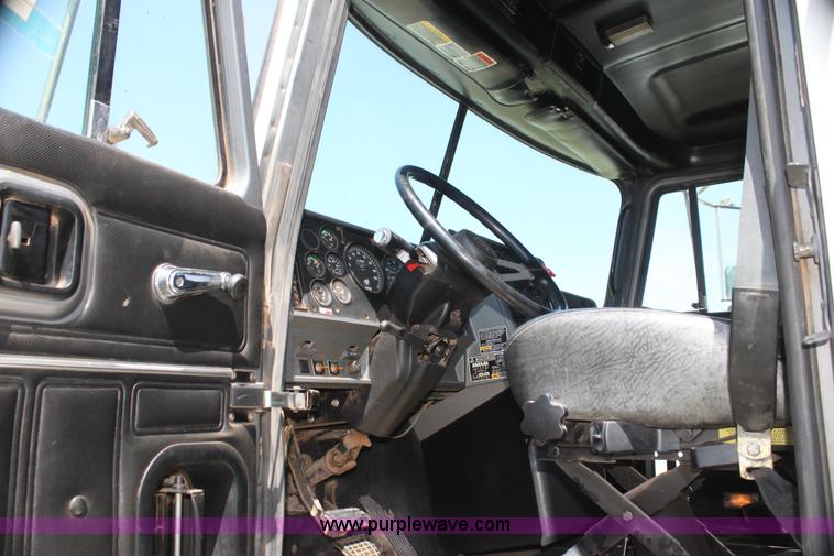 image for item I7299 2000 Mack CH613 semi truck