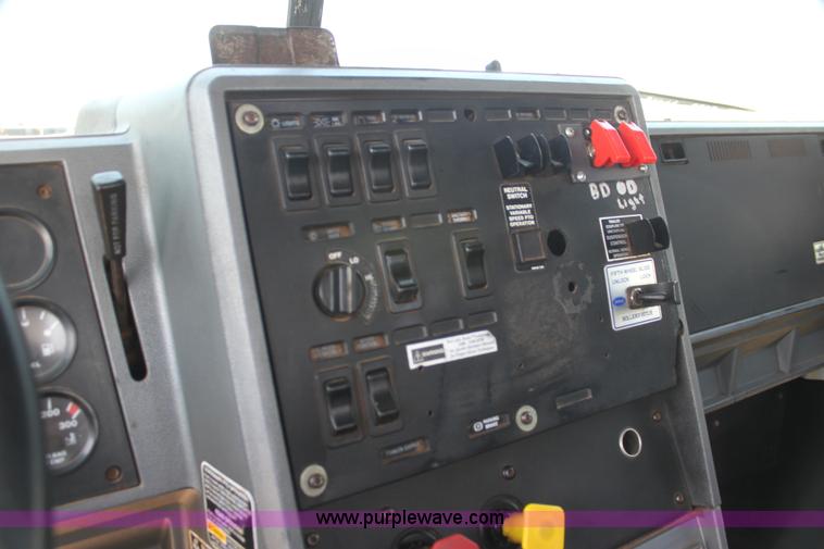 image for item I7299 2000 Mack CH613 semi truck